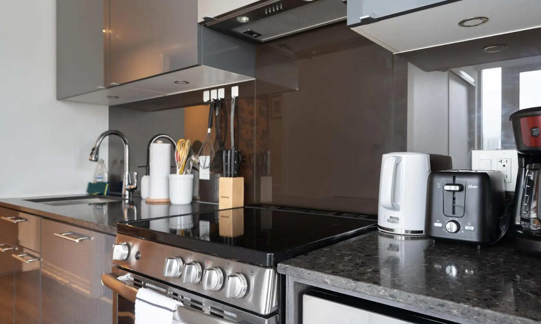 Toronto Garden Suites Apartment