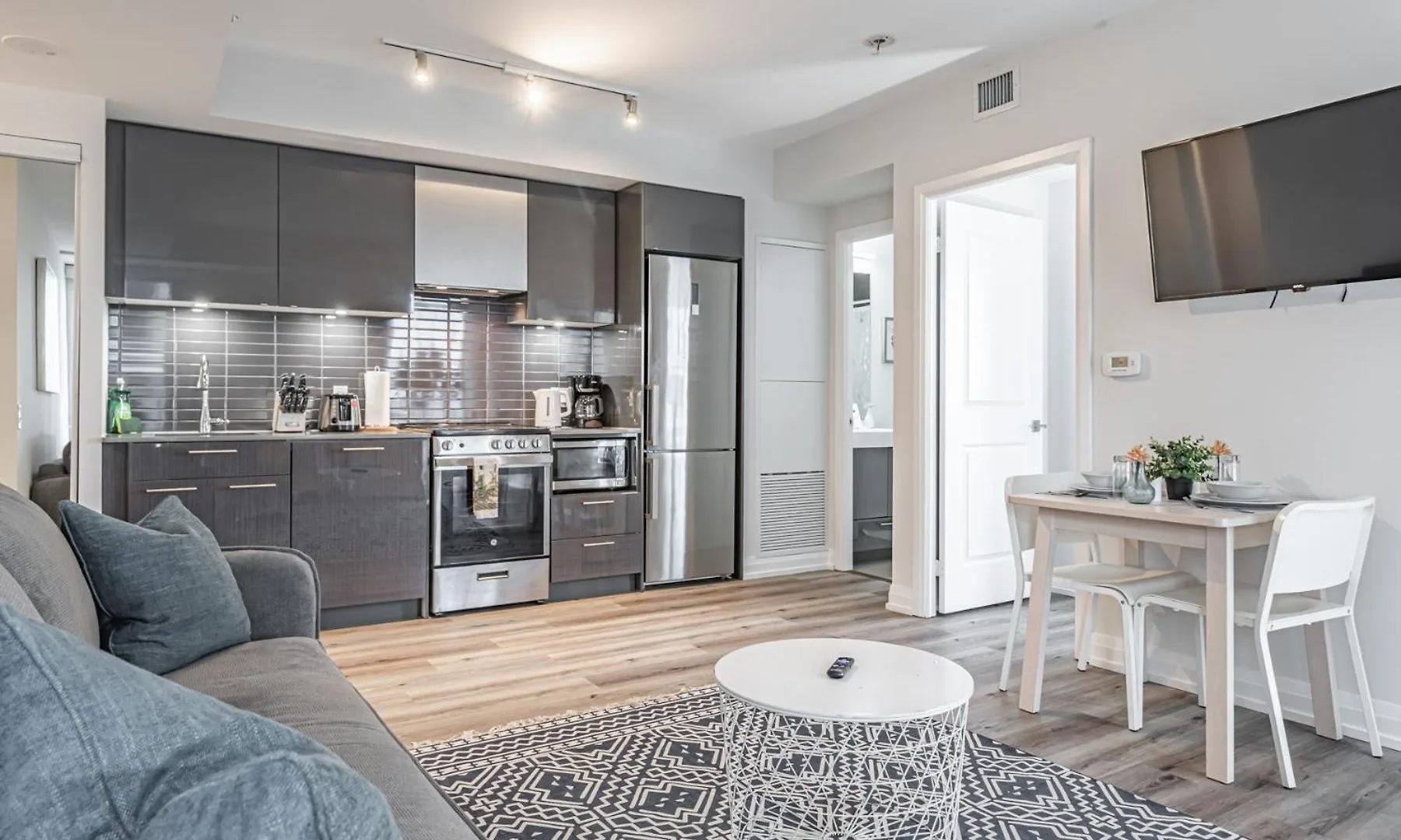Toronto Garden Suites Apartment